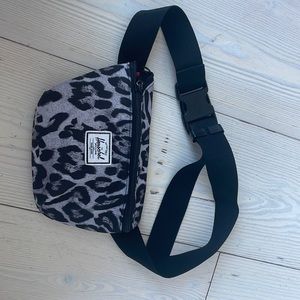 Herschel hip bag, black grey leopard